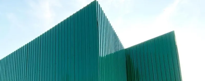 Fechamento metálico de galpão industrial · obra industrial do Grupo Maciel